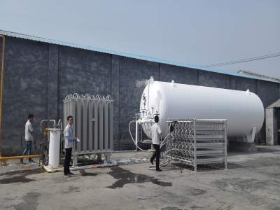 LNG refueling station