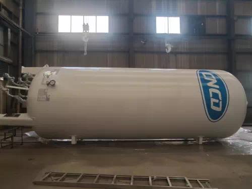 30 cubic meters vertical liquid carbon dioxide storage tanks were sent to Tianjin Port for export to Africa