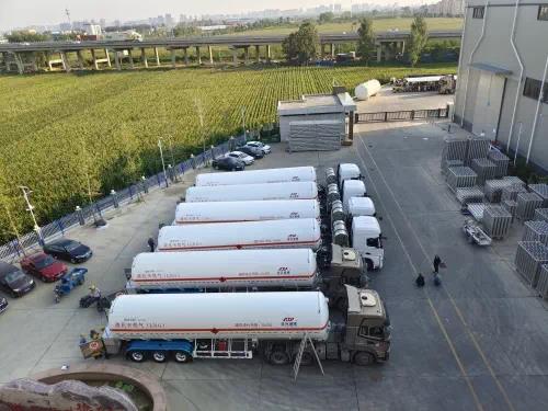 LNG transport semi-trailer is being shipped